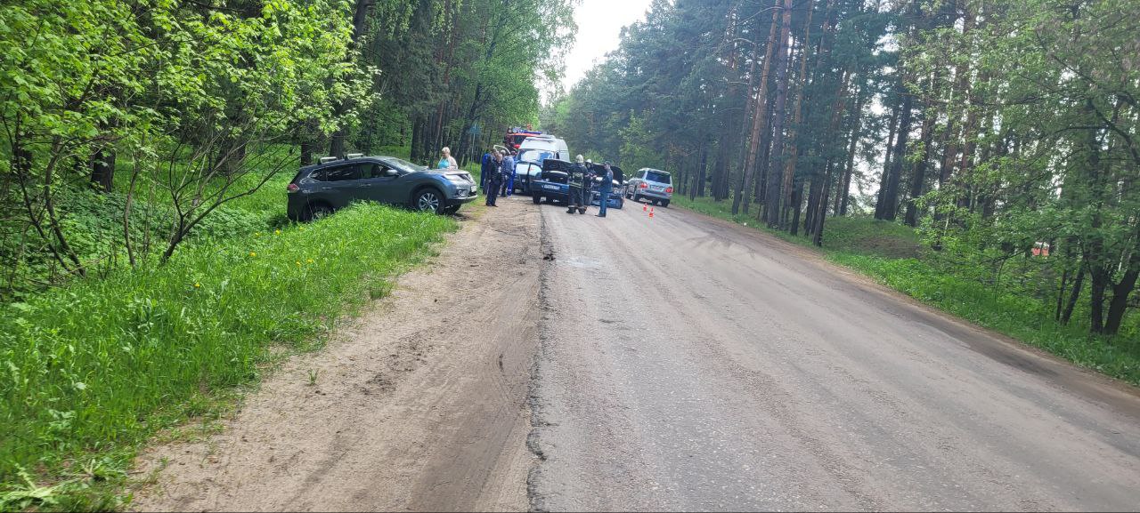 Под Тверью легковушка выехала на встречку и спровоцировала массовое ДТП