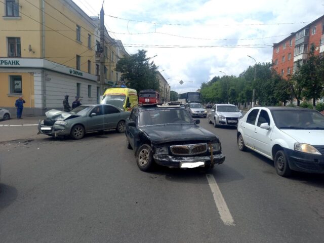 В Твери водитель нарушил ПДД и попал в аварию В Твери водитель нарушил ПДД и попал в аварию