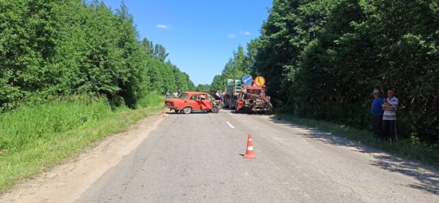 В Тверской области Москвич протаранил установку для ямочного ремонта дорог