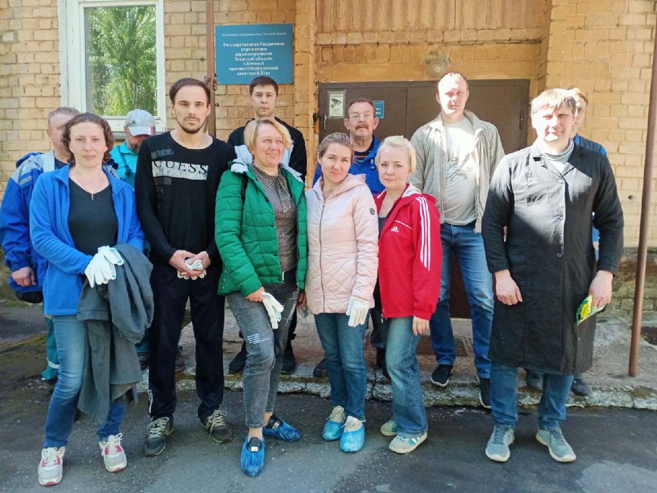 Энергетики Тверьэнерго провели субботник на территории подшефного детского противотуберкулёзного санатория
