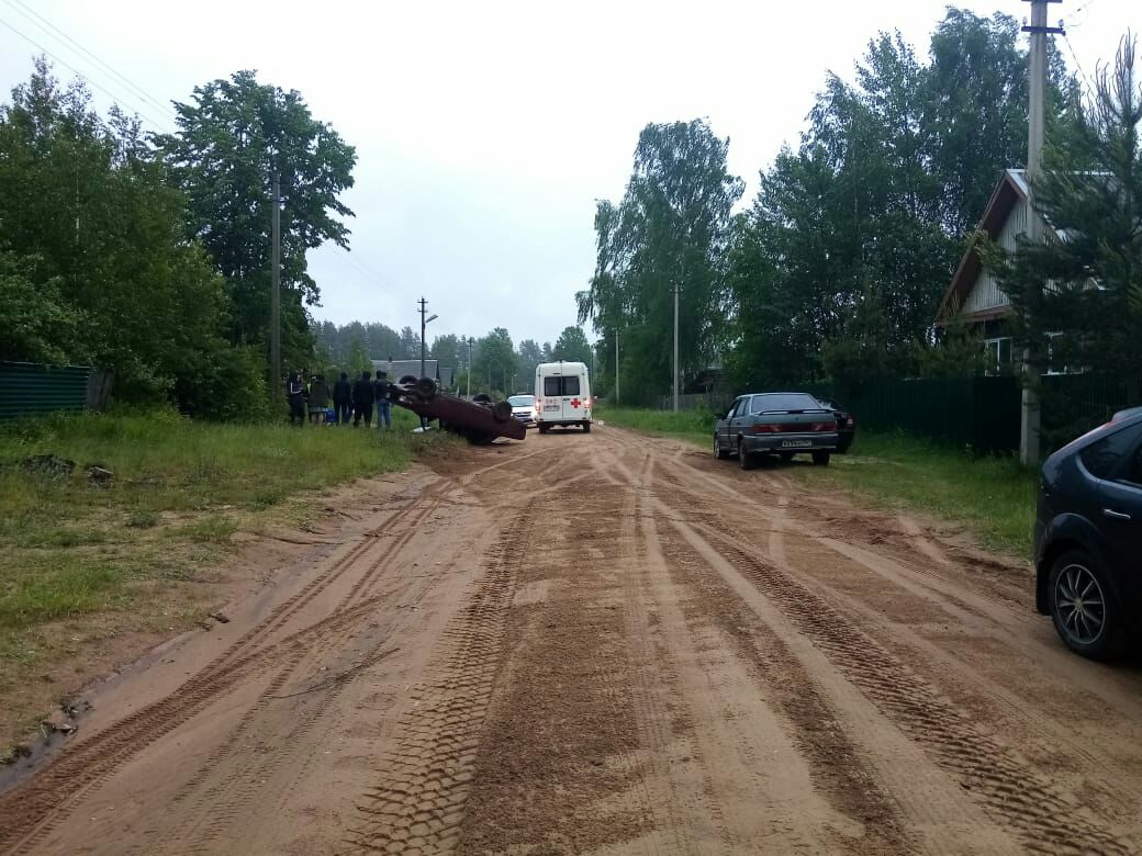 В Бологовском районе перевернулся автомобиль