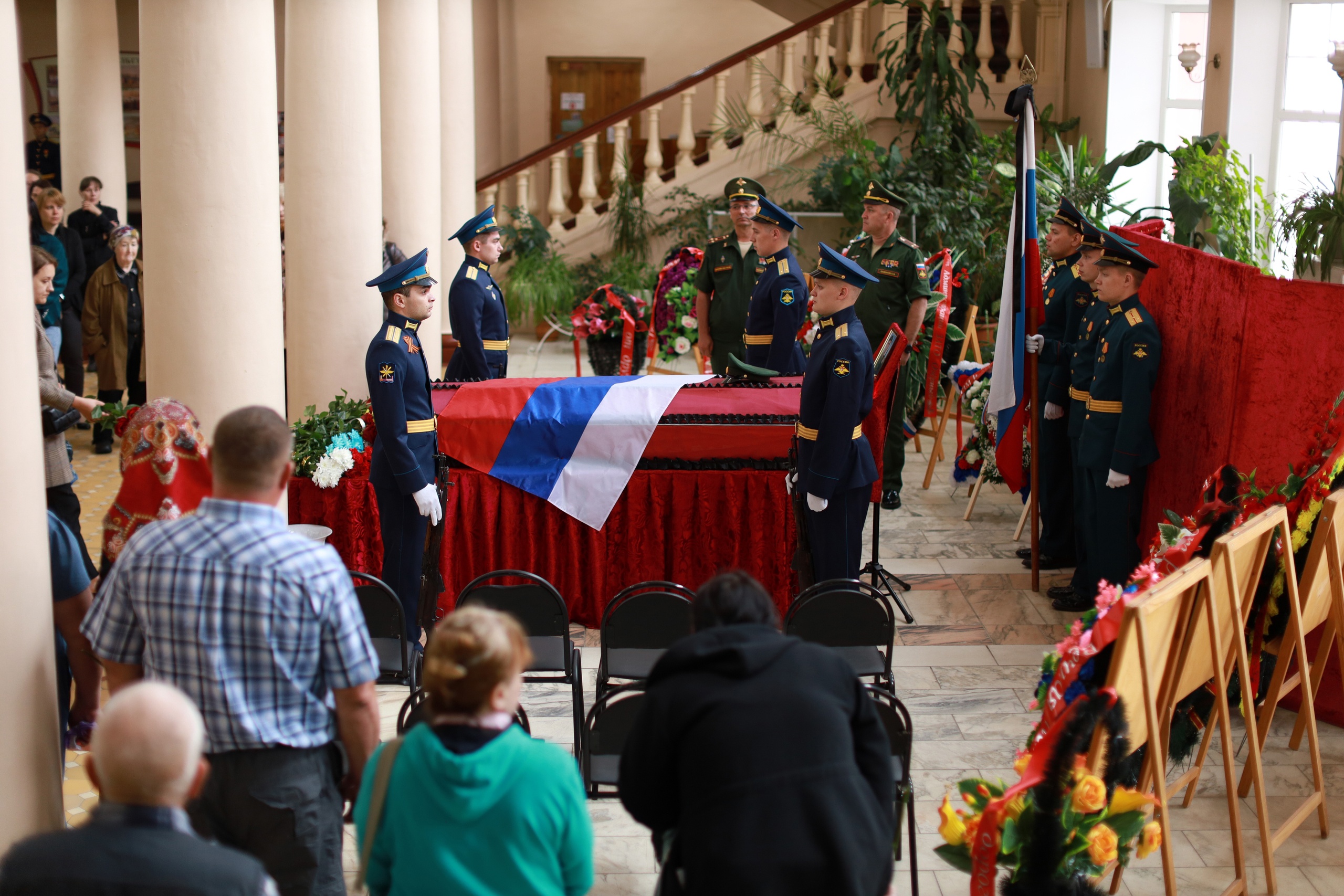 Тверь прощание с погибшими. Похороны военнослужащего. Торжественные похороны военных. Прощание с военнослужащими погибшими на Украине.