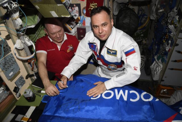 Флаг Роскосмоса с автографами космонавтов передадут участникам спецоперации на Украине
