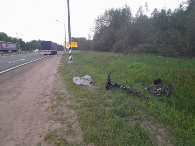 На трассе по Тверью фура сбила двух велосипедистов