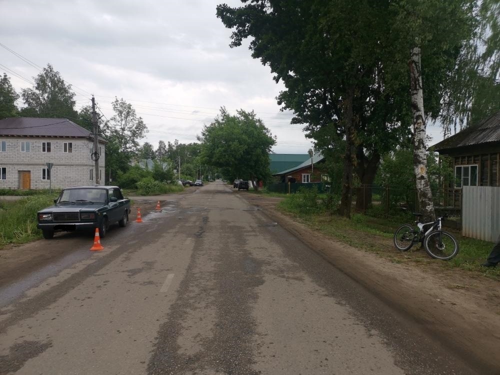 В Калязине столкнулись легковушка и велосипед В Калязине столкнулись легковушка и велосипед
