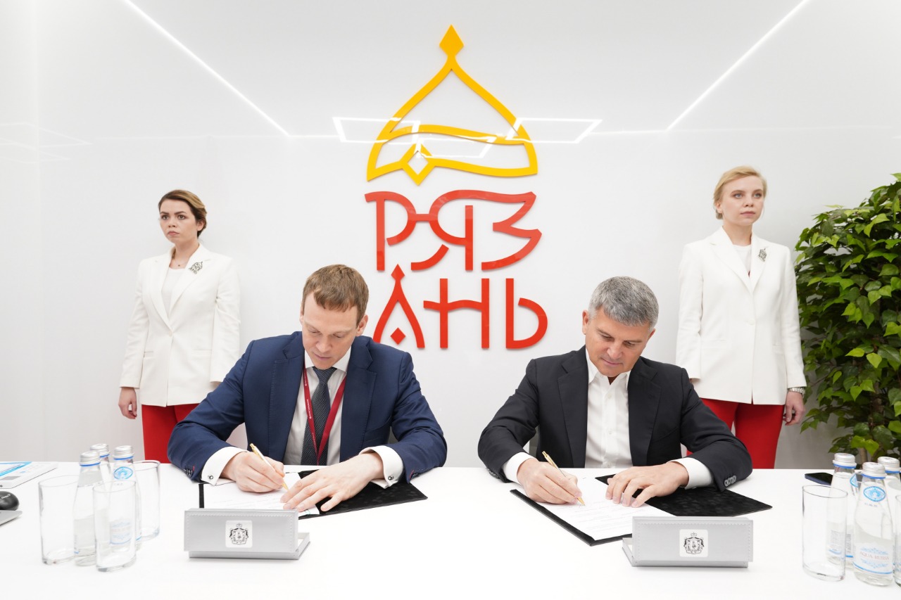 Игорь Маковский на ПМЭФ подписал соглашения о сотрудничестве с главами регионов Игорь Маковский на ПМЭФ подписал соглашения о сотрудничестве с главами регионов