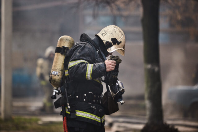 В Твери загорелся гараж с автомобилем внутри