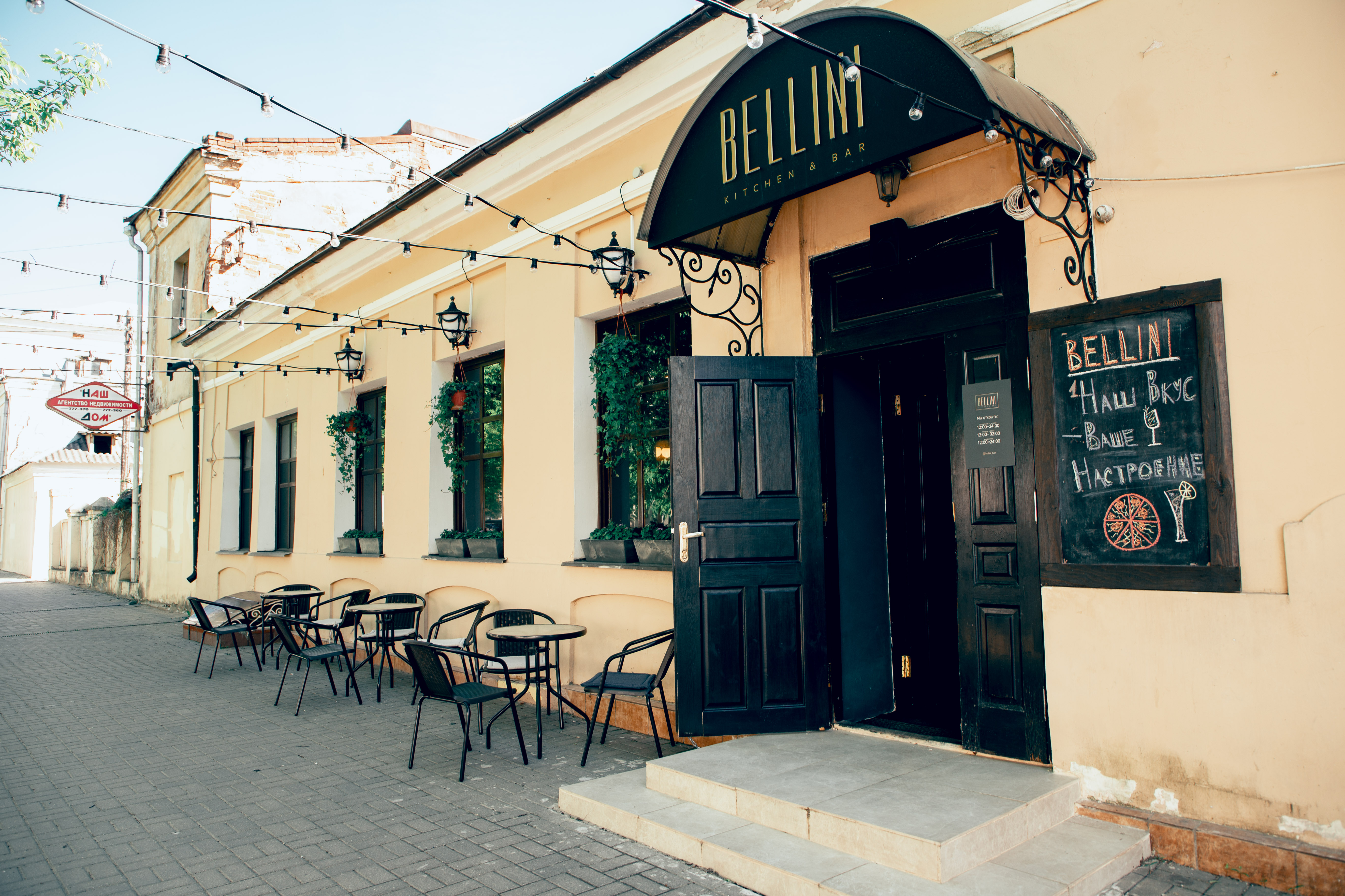 Поели за вас: домашний лимонад и пирамида из крылышек барбекю