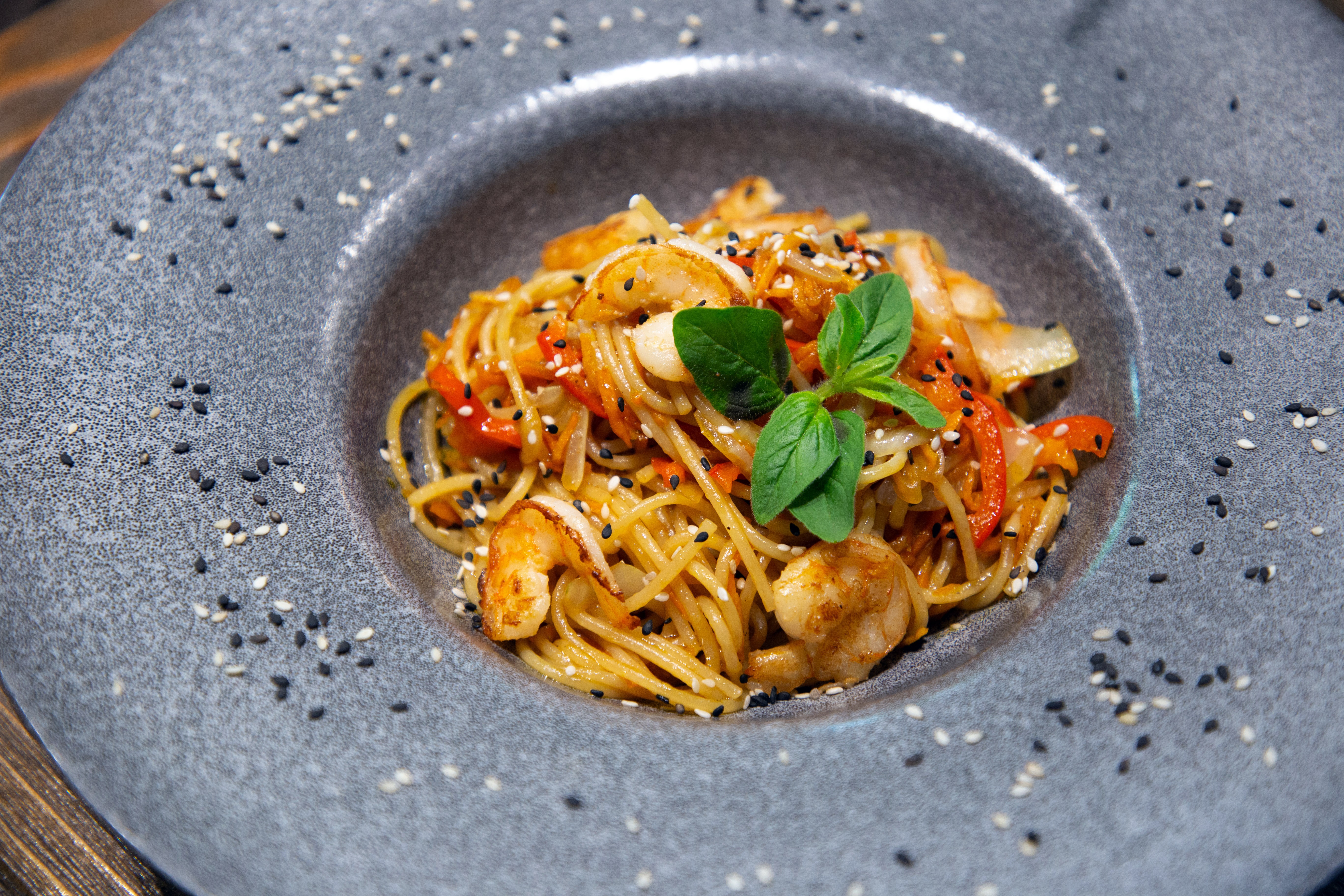 Поели за вас: домашний лимонад и пирамида из крылышек барбекю