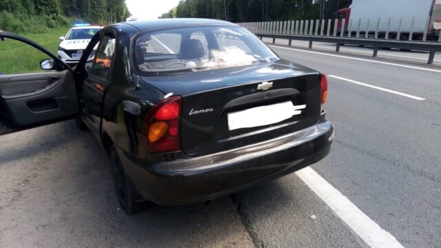 На трассе в Тверской области столкнулись легковушка и фура, есть пострадавший На трассе в Тверской области столкнулись легковушка и фура, есть пострадавший