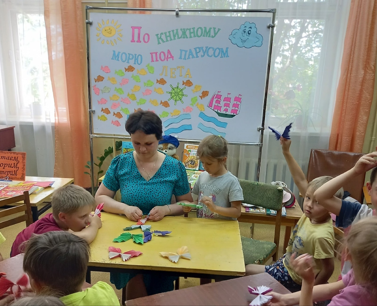 Юные гости Нелидовской библиотеки сделали бабочек в технике оригами