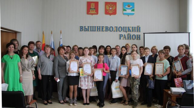 В Вышневолоцком округе наградили самых активных помощников В Вышневолоцком округе наградили самых активных помощников