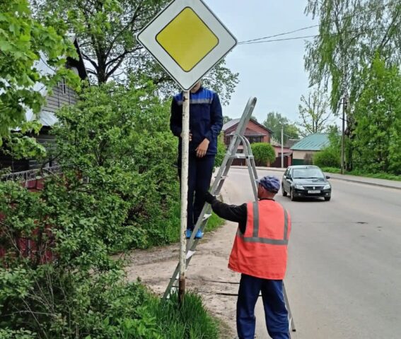 В Бологовском районе приводят в порядок придорожные территории