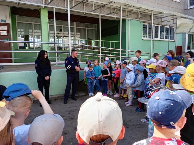 В Нелидове сотрудники ГИБДД встретились с детьми из школьного лагеря