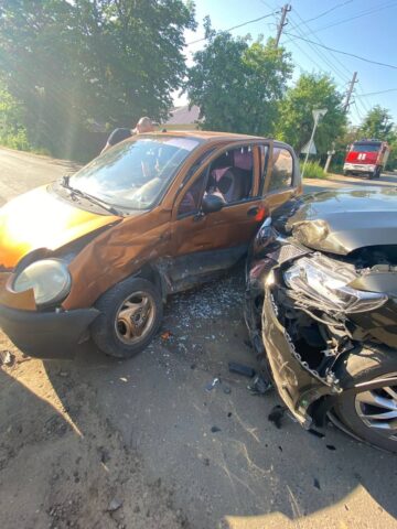 В Твери столкнулись две машины, есть пострадавший В Твери столкнулись две машины, есть пострадавший