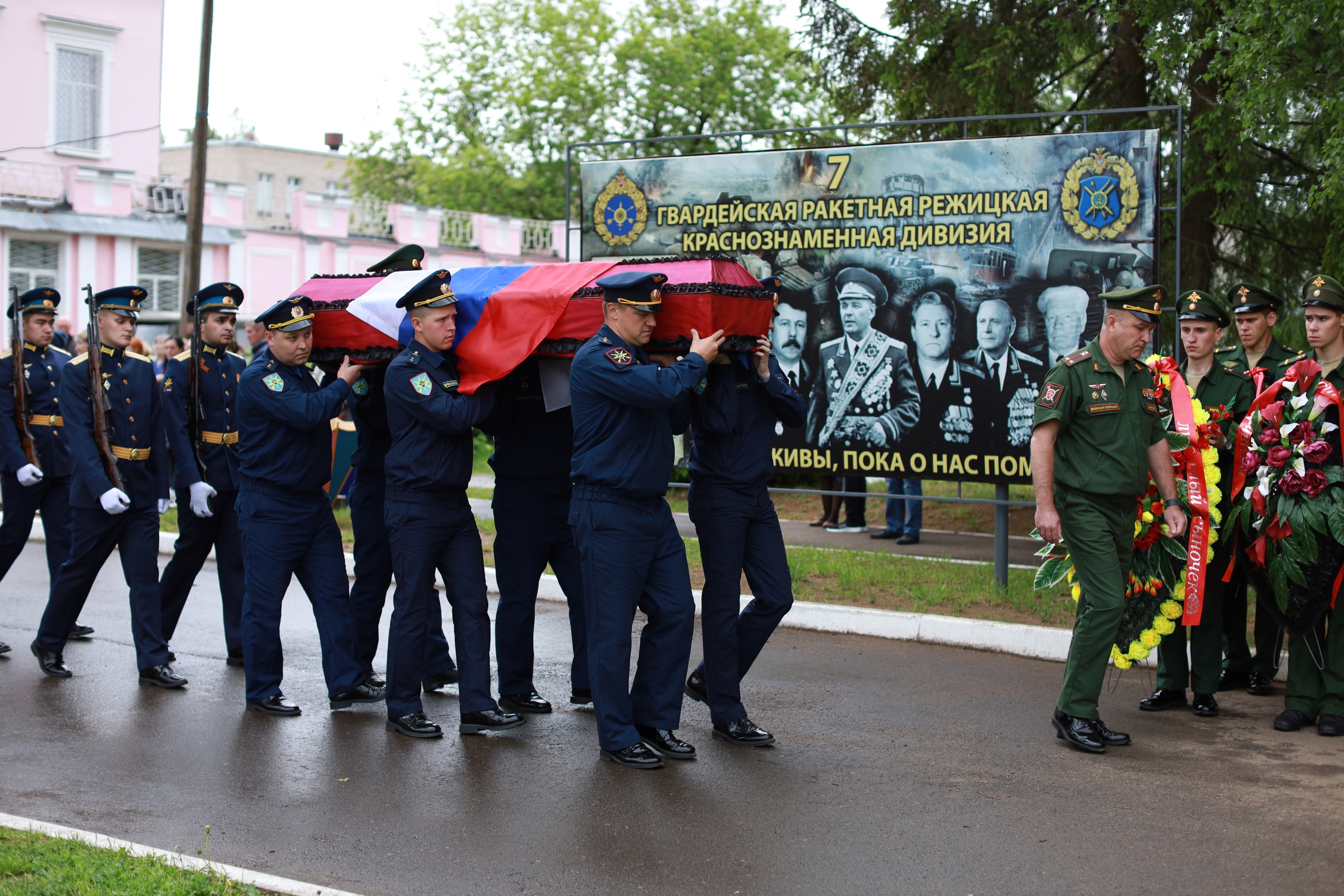 В Тверской области простились с погибшим во время спецоперации на Украине военнослужащим Андреем Семёновым