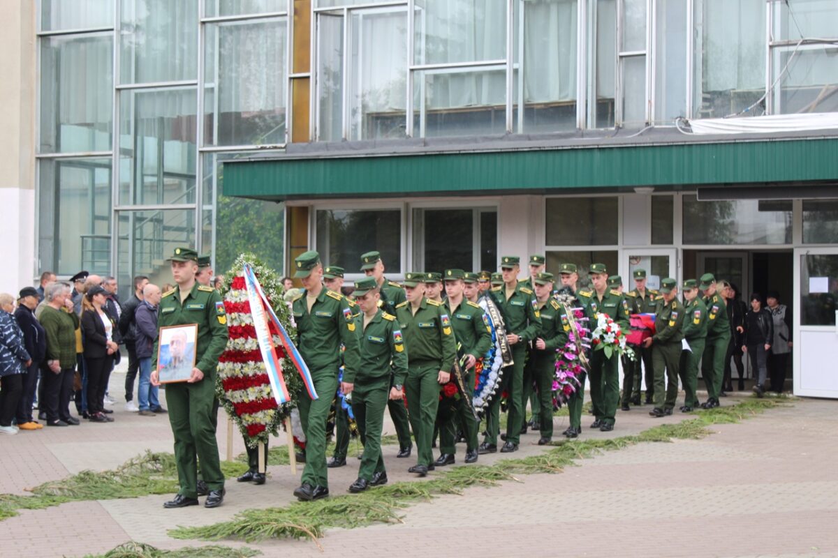 Погибшего на Донбассе жителя Лихославля проводили траурным салютом Погибшего на Донбассе жителя Лихославля проводили траурным салютом