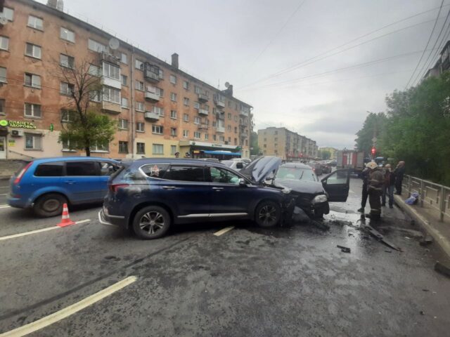 На Волоколамском проспекте в Твери столкнулись три машины, есть пострадавшие На Волоколамском проспекте в Твери столкнулись три машины, есть пострадавшие