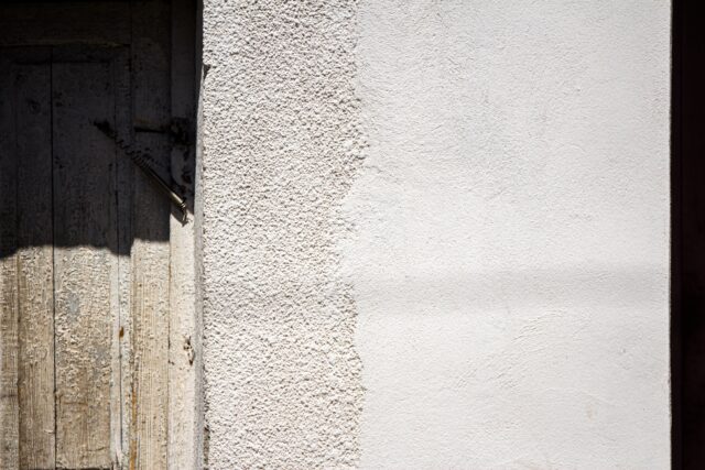 В Твери молодой человек рисовал на стенах контакты для сбыта наркотиков