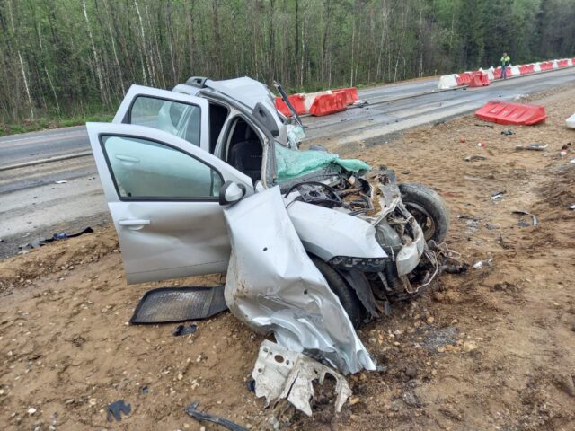 В Тверской области водитель иномарки погиб в лобовом столкновении с фурой