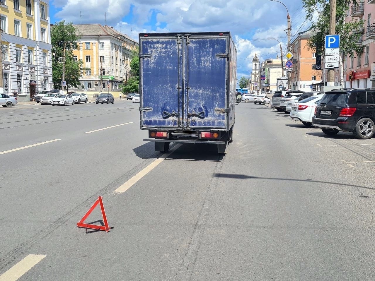 В Твери столкнулись грузовой автомобиль и легковушка В Твери столкнулись грузовой автомобиль и легковушка