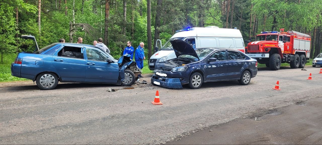 Под Тверью легковушка выехала на встречку и спровоцировала массовое ДТП