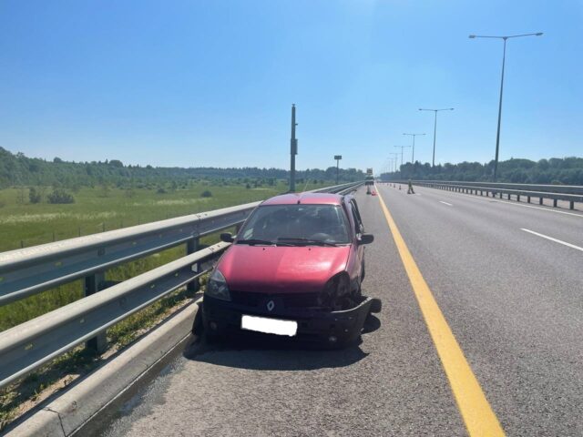 На трассе М-11 в Тверской области у иномарки взорвалось колесо