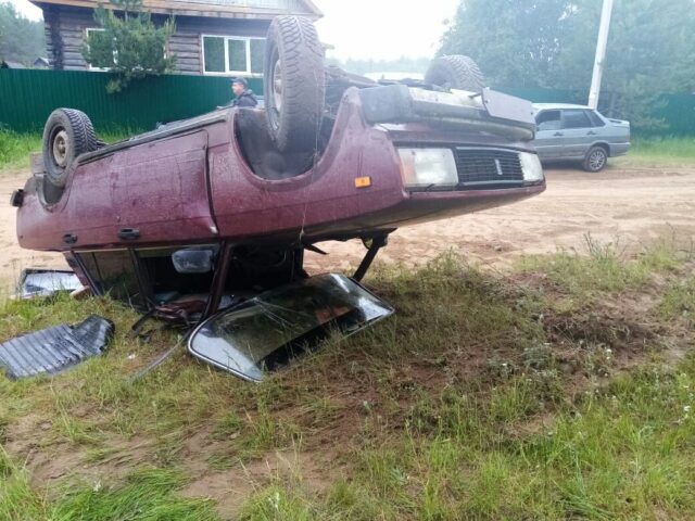 В Бологовском районе перевернулся автомобиль В Бологовском районе перевернулся автомобиль