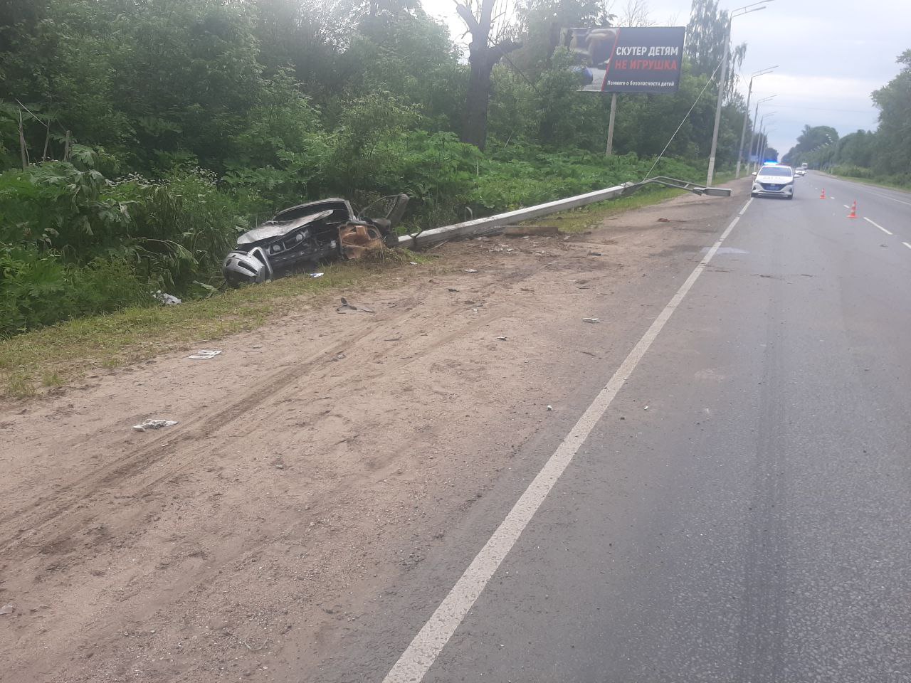 В Твери после ДТП загорелся спортивный седан