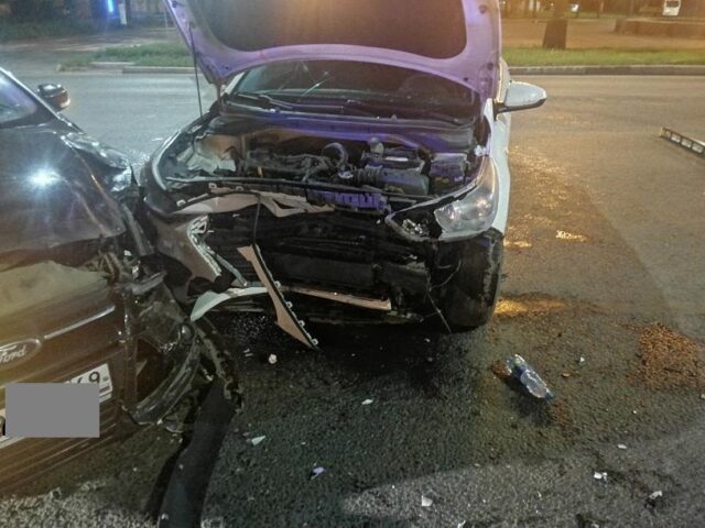 В Твери столкнулись две иномарки