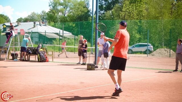 Теннисисты из Вышнего Волочка сыграли с прославленным Андреем Чесноковым Теннисисты из Вышнего Волочка сыграли с прославленным Андреем Чесноковым