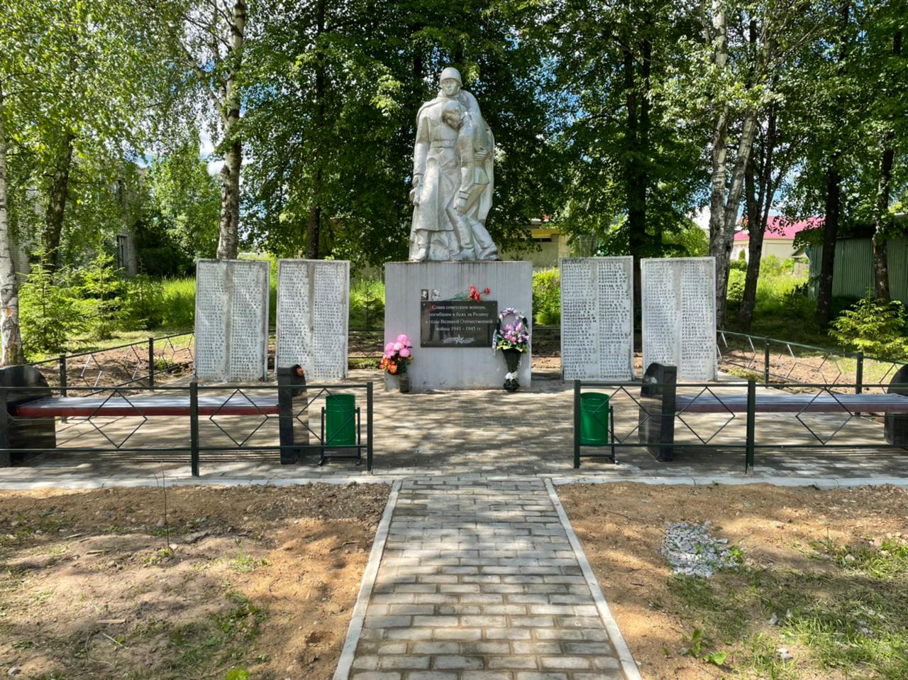 В деревне Кошкино в Кимрском районе благоустроили территорию памятника героям ВОВ