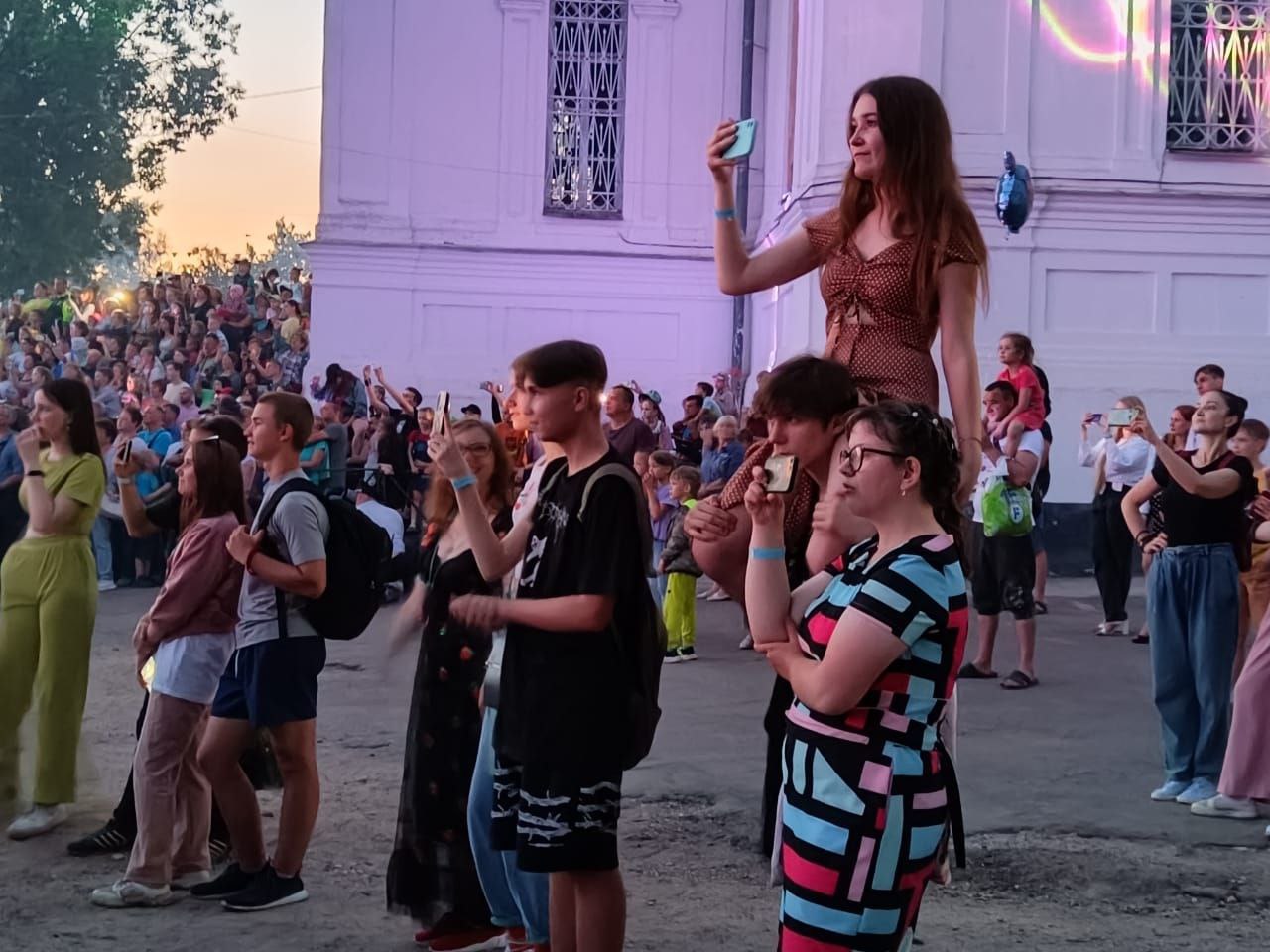 В Вышнем Волочке впервые прошел праздник для выпускников «Под парусом Петра»