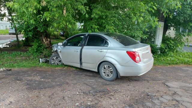 В Твери водитель не справился с управлением и наехал на дерево