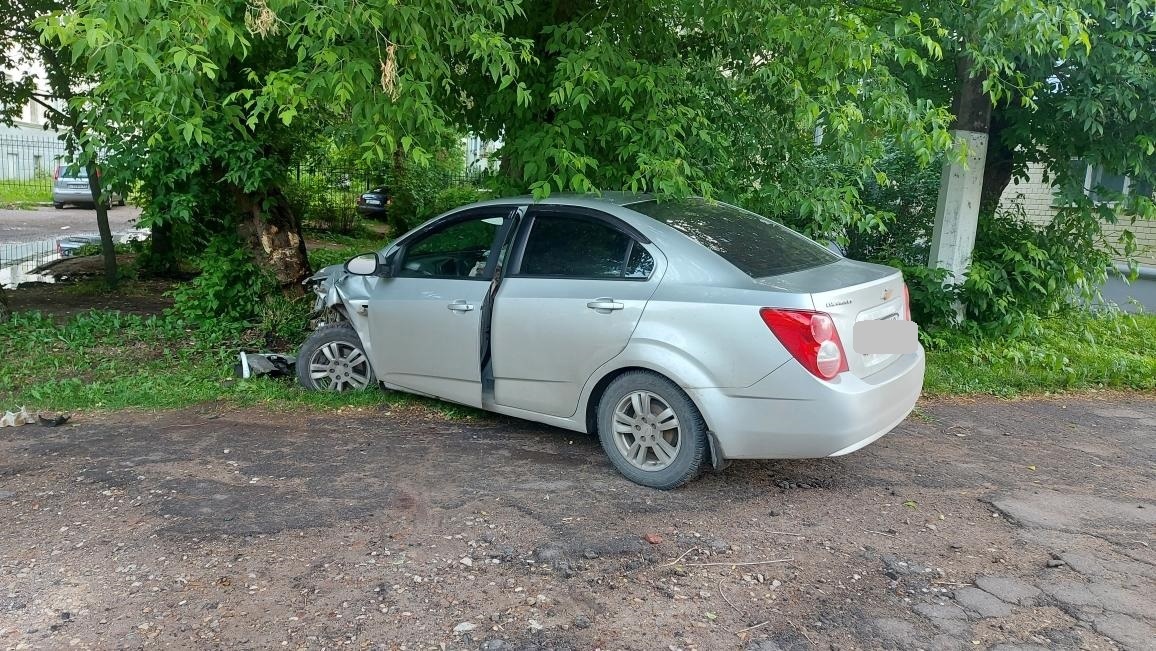 В Твери водитель не справился с управлением и наехал на дерево В Твери водитель не справился с управлением и наехал на дерево