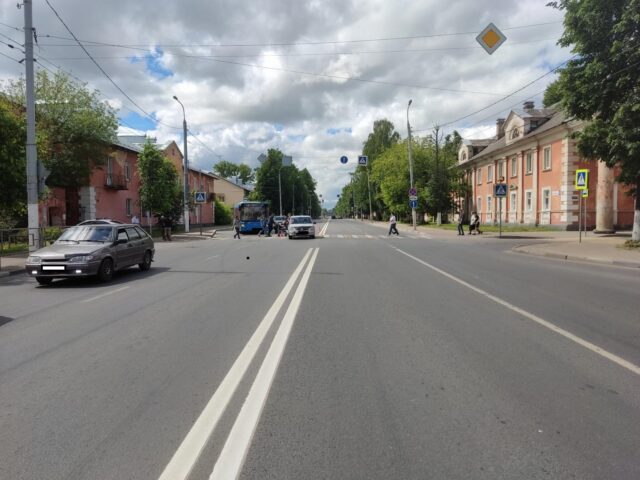 В Твери автомобиль сбил пешехода В Твери автомобиль сбил пешехода