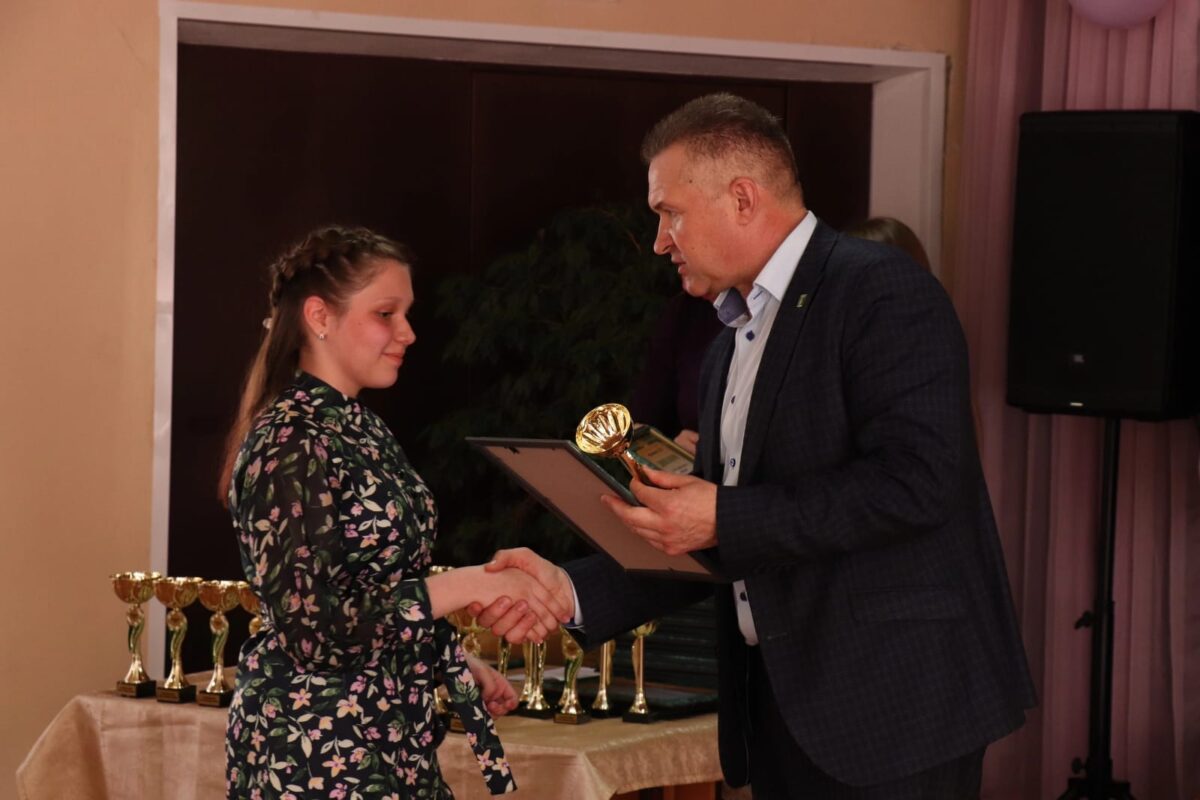 Глава Торопецкого района наградил призеров творческих конкурсов Глава Торопецкого района наградил призеров творческих конкурсов