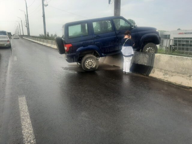 В Твери автомобиль чуть не вылетел с Восточного моста В Твери автомобиль чуть не вылетел с Восточного моста