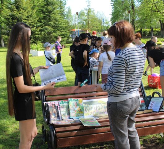 В Торопце открыли летний читальный зал на улице