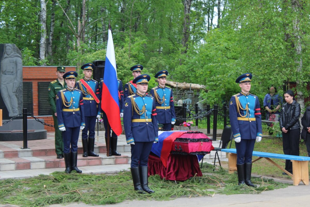 Погибшего на Донбассе жителя Лихославля проводили траурным салютом