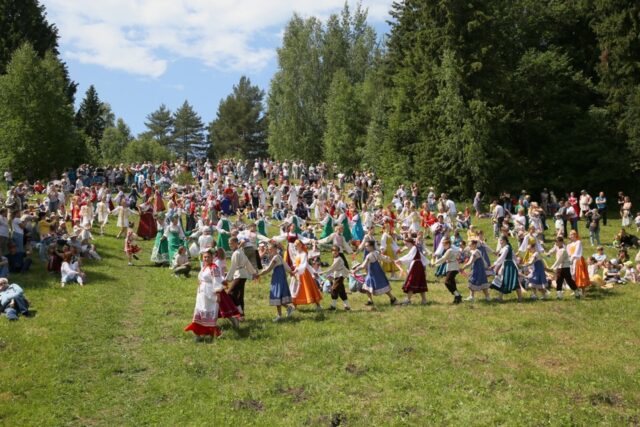 В музее под открытым небом «Василево» в Тверской области проходит межрегиональный фольклорный праздник «Троицкие гуляния»