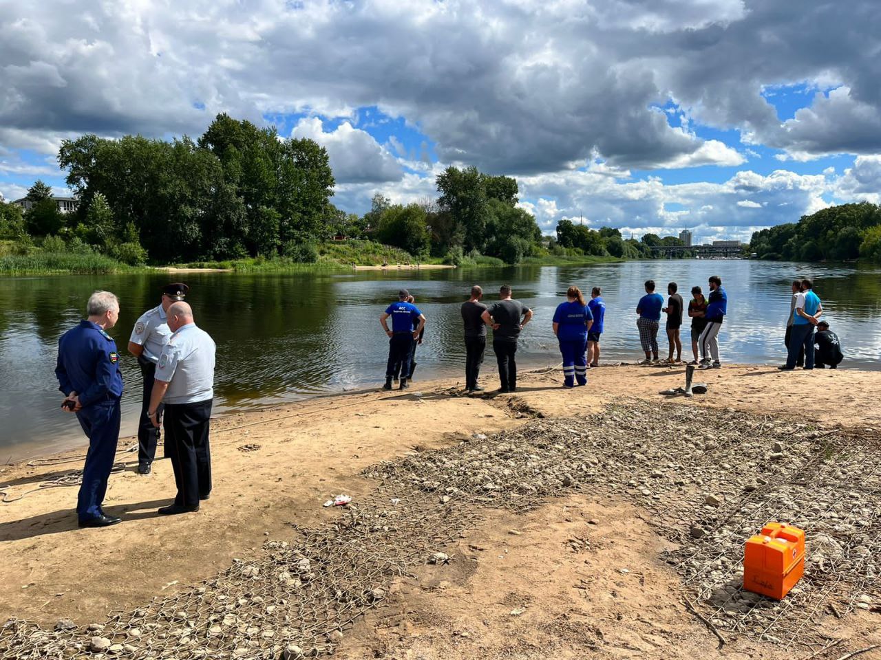 Заволжским межрайонным следственным отделом г. Тверь следственного управления Следственного комитета Российской Федерации по Тверской области проводится доследственная проверка по факту смерти подростка, который 30 июля текущего года утонул в реке Тверце. В настоящее время на месте происшествия работают следователь Следственного комитета, прокурор, сотрудники МВД и МЧС, опрашиваются очевидцы произошедшего. В ходе осмотра видимых телесных повреждений на теле подростка не обнаружено. Для установления точной причины смерти будет назначена судебно-медицинская экспертиза. Устанавливаются все обстоятельства, которые привели к трагедии. По результатам проверки будет принято процессуальное решение. Следственный комитет напоминает, что любой водоем — это место повышенной опасности. Основными причинами гибели детей на воде являются: оставление их без присмотра у водоемов; несоблюдение правил безопасности на воде; неумение детей плавать; купание в неустановленных и необорудованных местах; недостаточное внимание к проблемам предупреждения детской смертности на воде со стороны должностных лиц. Только неукоснительное соблюдение мер безопасного поведения на воде может предупредить беду! Во избежание трагических случаев гибели не допускайте бесконтрольные прогулки детей вблизи водоемов! Не забывайте: безопасность детей - забота взрослых!