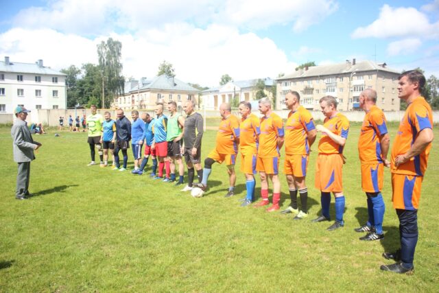 Ветераны футбола из Твери и Бологого сыграли товарищеский матч