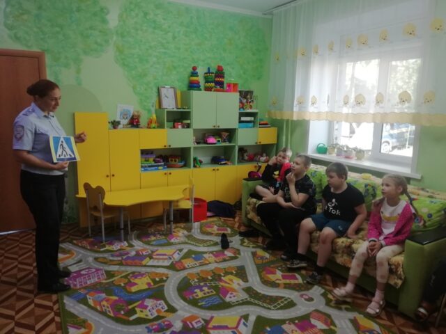 Сотрудники ГИБДД навестили воспитанников реабилитационного центра в городе Бологое