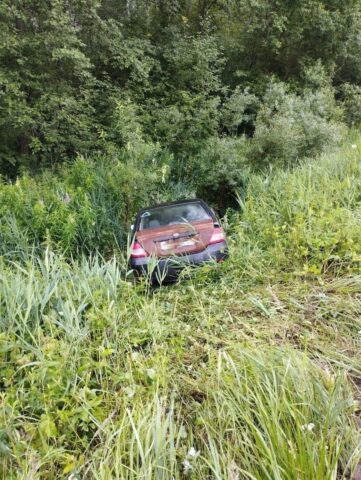 В Тверской области автомобиль съехал с дороги и врезался в дерево