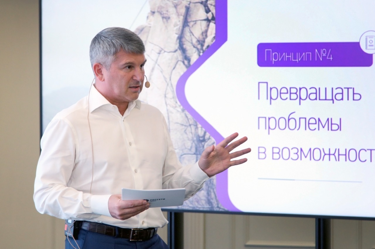 Владимир Соловьев и Андрей Шишаков рассмотрели проектные инициативы сотрудников «Россети Центр» Владимир Соловьев и Андрей Шишаков рассмотрели проектные инициативы сотрудников «Россети Центр»