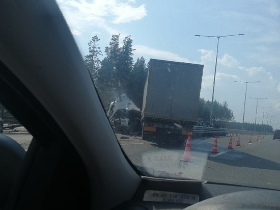 В Тверской области в фура врезалась в автомобиль с прицепом, а затем влетела в отбойник