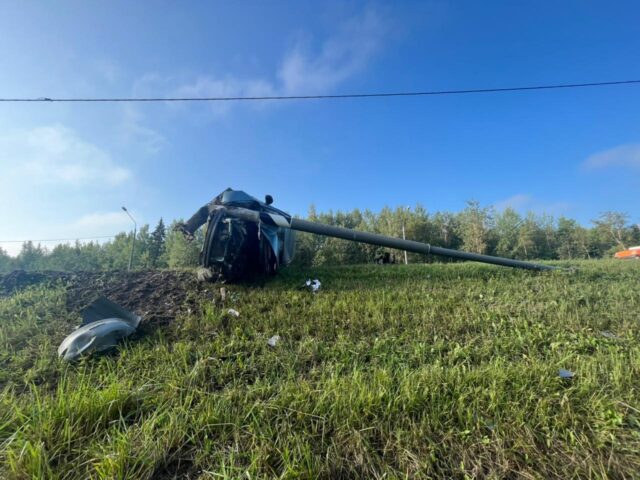 На трассе М-10 под Тверью автомобиль протаранил столб