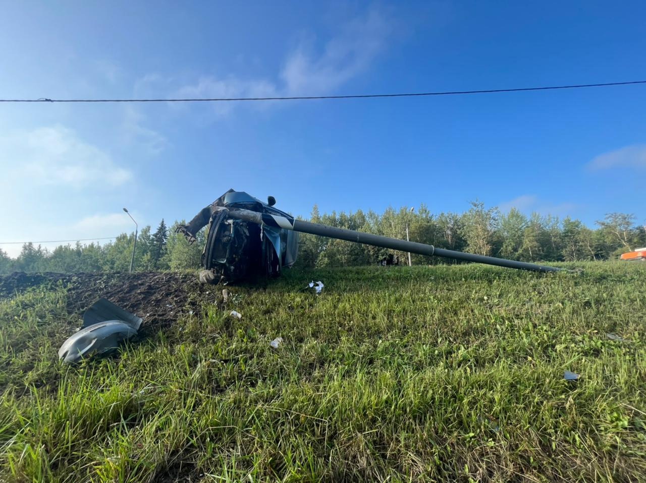 На трассе М-10 под Тверью автомобиль протаранил столб