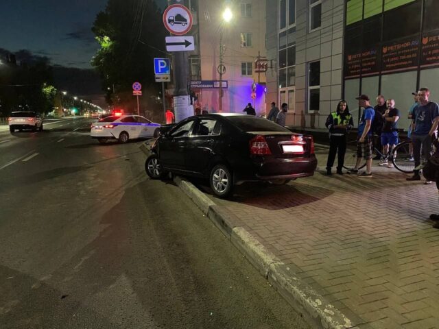 В Твери иномарка протаранила столб